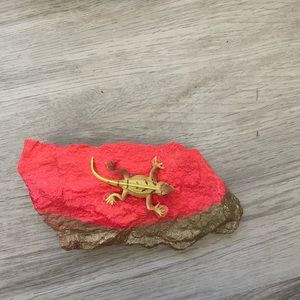 Gecko on stone ornament